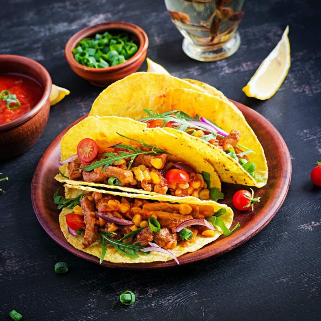 Een kleurrijke selectie van taco's van DoyDoy, gevuld met heerlijk gekruide ingrediënten en gegarneerd met verse toppings voor een onvergetelijke smaakervaring.